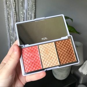 Highlighter, bronzer, blush trio.